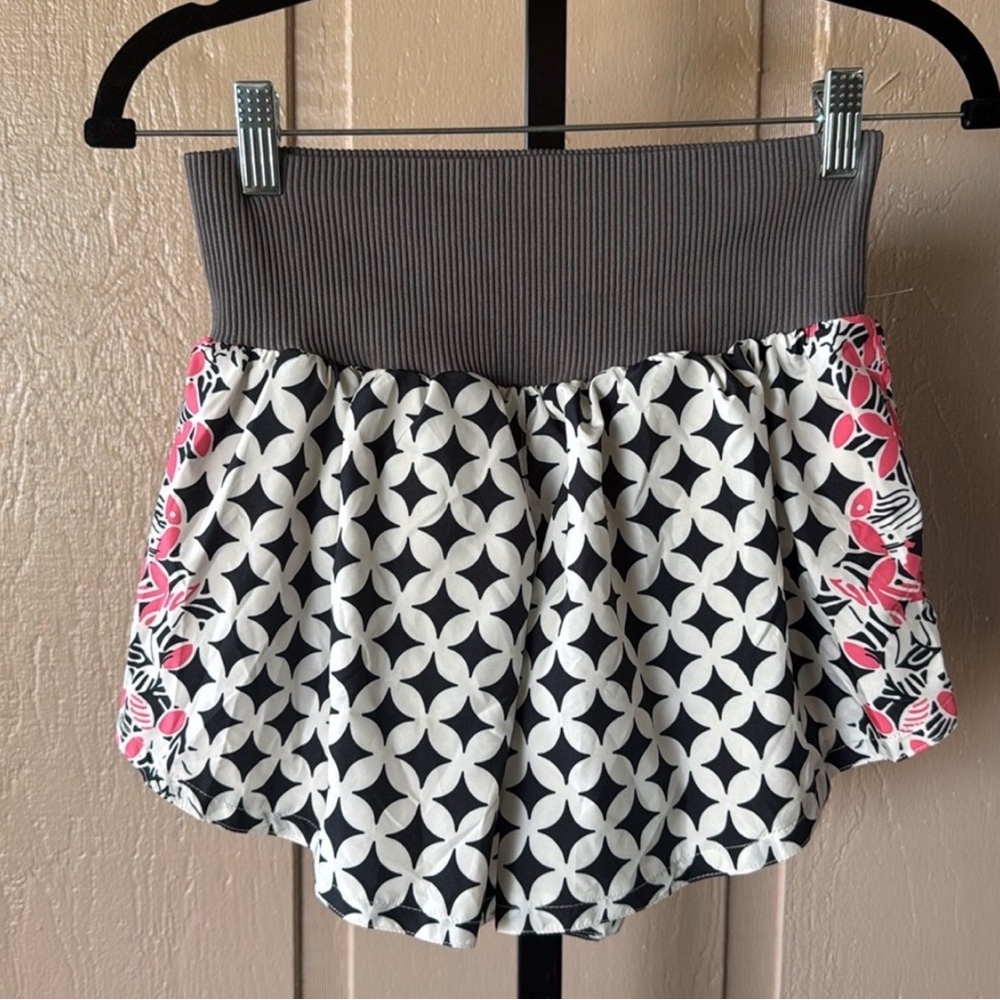 Free people
FP Movement Carpe Diem Geo
Printed High Rise Shorts
NWOT sz M - Picture 2 of 4